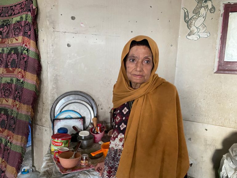غزيون يبيعون ما تبقى معهم لسد رمقهم 2 آمنة الصبيحي باعت ملابسها وأسطوانة غاز منزلي فارغة لشراء الدواء والطعام-رائد موسى-خان يونس-الجزيرة نت