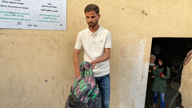 غزيون يبيعون ما تبقى معهم لسد رمقهم 1 النازح أحمد أبو اسحق باع دراجته الهوائية ومقتنيات أخرى لشراء الطحين والحليب لأسرته وأطفاله-رائد موسى-خان يونس-الجزيرة نت