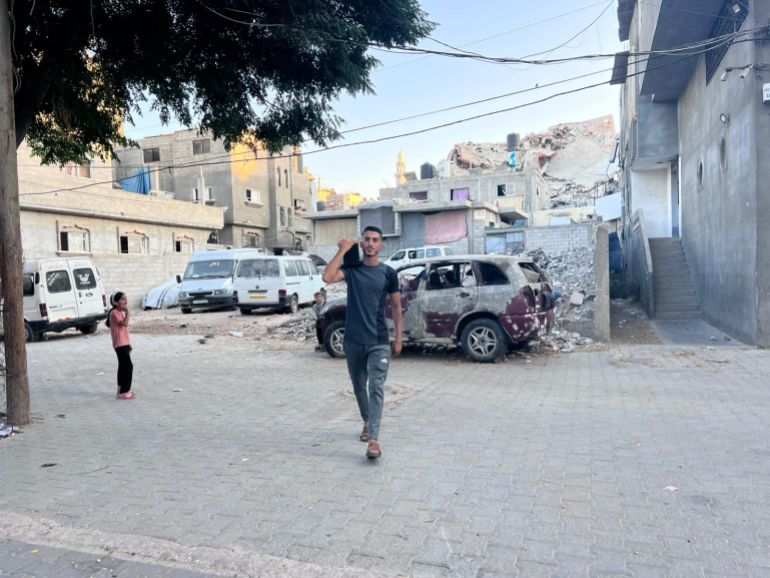 يوميات غزّي بالحرب بين البحث عن لقمة العيش والنجاة 1 ابراهيم في طريقه لشحن البطارية للإنارة