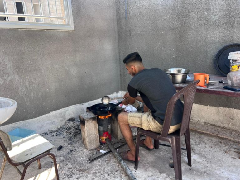 يوميات غزّي بالحرب بين البحث عن لقمة العيش والنجاة 2 ابراهيم أثناء اشعاله النار لطهي الطعام