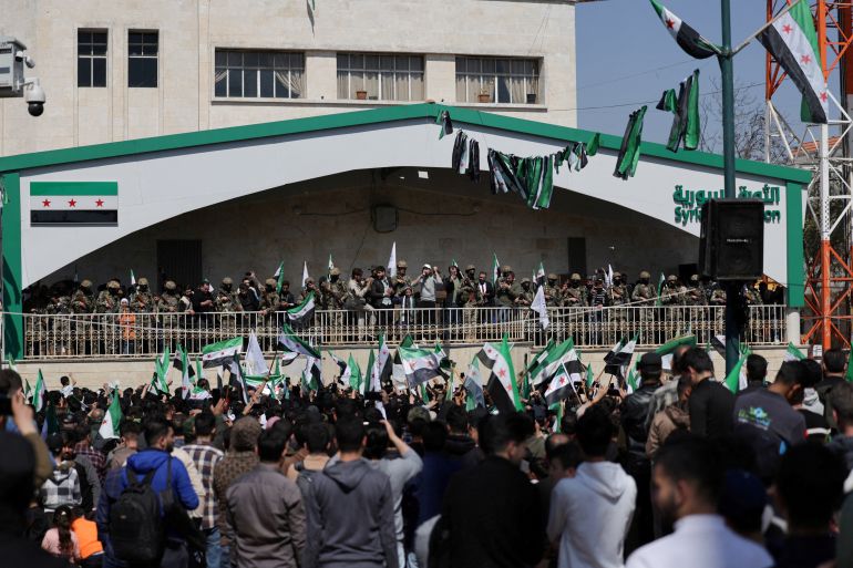 سوريا وسؤال الشرعية.. استبداد جديد أم ضرورات المرحلة؟ 3 People gather during a demonstration marking the 14th anniversary of the start of the Syrian conflict, in Idlib, Syria March 15, 2025. REUTERS/Khalil Ashawi