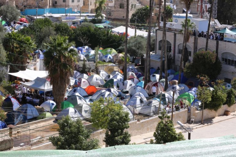 ماذا بعد سحب الصلاحيات الفلسطينية من المسجد الإبراهيمي؟ 1 1- فلسطين-الخليل - احتفالات للمستوطنين بمحيط المسجد الإبراهيمي - أرشيف الجزيرة نت