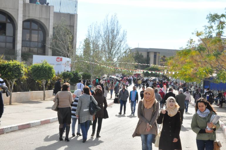 الحرم الجامعي في جامعة بير زيت، عشرات آلاف الطلبة من القدس الشرقية والداخل الفلسطيني يدرسون في الجامعات والمؤسسات الأكاديمية الفلسطينية في الضفة الغربية.