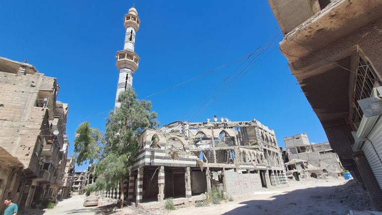 كيف تبدو حياة اللاجئين الفلسطينيين العائدين لمخيم اليرموك بدمشق؟ 4 عمليات ترميم جامع فلسطين_ الجزيرة نت