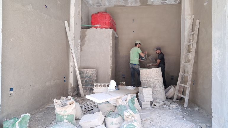 كيف تبدو حياة اللاجئين الفلسطينيين العائدين لمخيم اليرموك بدمشق؟ 2 عمليات ترميم منازل في المخيم_ الجزيرة نت (1)