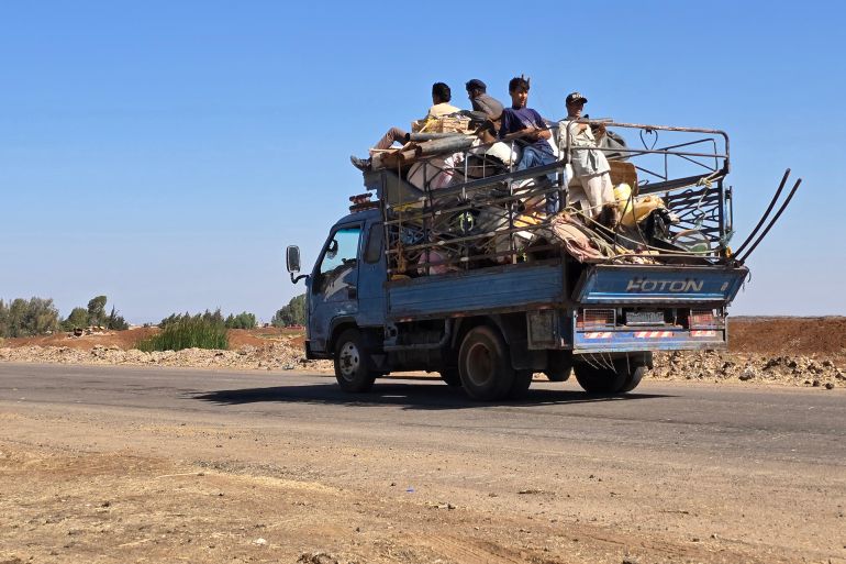 مجزرة ونزوح جماعي للبدو من ريف السويداء بعد انسحاب قوات الجيش 1 نزوح عائلات بدوية من السويداء (الجزيرة)