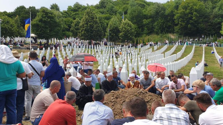 بعد 30 عاما.. شهادات على حافة الموت من سربرنيتسا 3 برغم الحر الشديد هطلت الأمطار على سربرنيتسا، إنها دموع الأمهات التي تجمدت 26 سنة
