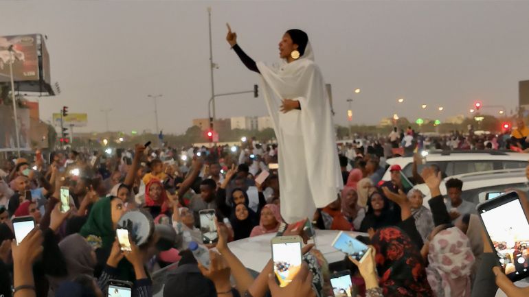 النبوءة التي قادت عبد الفتاح البرهان ليصبح رجل السودان الأقوى 1 "كنداكة" الثورة السودانية.. آلاء صالح وأخواتها في مواكب التغيير