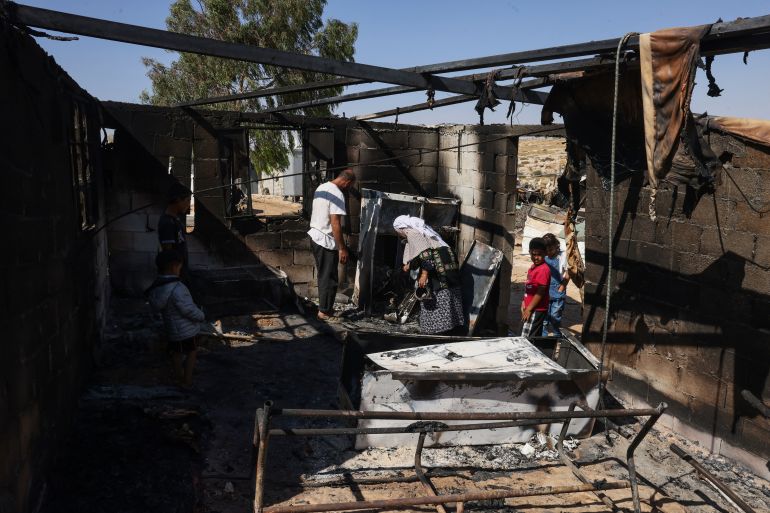 الضفة الغربية.. انتهاكات ممنهجة تهجّر الآلاف وترسخ الاستيطان 4 Palestinians Nasser Ishreiteh, his mother Fawzyah and his children clear burnt belongings in the living and kitchen area of their house after a reported attack overnight by Israelis from a nearby settlement, in Susya south of Hebron city in the occupied West Bank on June 25, 2025.