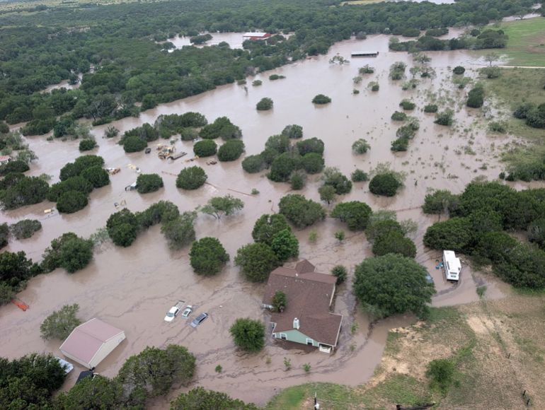 نيويورك تايمز: السلطات لم تجب مكالمات الآلاف من ضحايا الفيضانات 1 Houses and cars are partially submerged in flood waters in an aerial view near Kerrville, Texas, U.S. July 4, 2025. U.S. Coast Guard/Handout via REUTERS. THIS IMAGE HAS BEEN SUPPLIED BY A THIRD PARTY