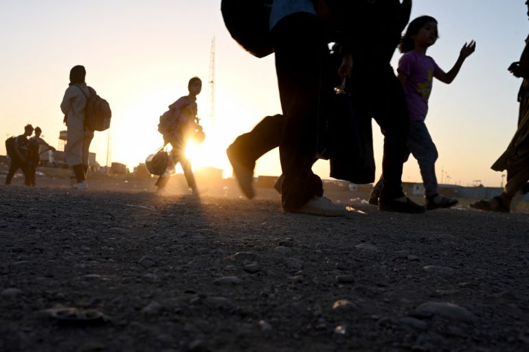 فضيحة تسريب بريطاني عرّض 100 ألف حليف أفغاني للخطر 1 Afghan refugees carrying their belongings as they arrive at the zero point of the Islam Qala border crossing between Afghanistan and Iran on June 28, 2025, following their deportation from Iran.