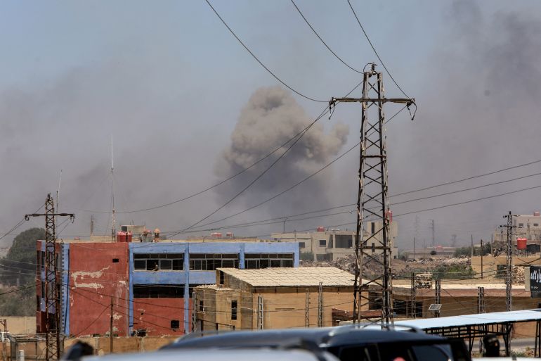 الانسحاب من السويداء بين الهزيمة وتجنب الفوضى 1 Smoke billows on the horizon during Israeli strikes near in the predominantly Druze city of Sweida on July 15, 2025, following clashes between Bedouin tribes and Druze fighters. Israel launched strikes on July 15 against Syrian government forces in the Druze-majority region of Sweida, saying it was acting to protect the religious minority. (Photo by Bakr ALKASEM / AFP)
