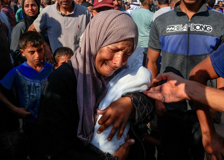 في غزة فقط يسقط الناس إغماء من الجوع ويموت الأطفال ببطء 3 Palestinian mother Alaa Al-Najjar mourns her three-month-old baby Yehia, who died due to malnutrition amid a hunger crisis, according to medics, at Nasser Hospital in Khan Younis, in the southern Gaza Strip July 20, 2025. REUTERS/Hatem Khaled TPX IMAGES OF THE DAY