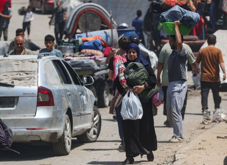 ماذا يفعل الاحتلال في شرق مدينة غزة؟ 1 Palestinians flee their homes with their belongings after the Israeli army issued evacuation orders, in Gaza City, June 29, 2025. REUTERS/Mahmoud Issa