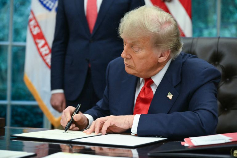 البروفيسور كيوهان لـ”الجزيرة نت”: ترامب أنهى قرن أميركا الطويل وجفَّف منابع قوتها 3 US President Donald Trump signs a letter addressed to Rwandan President Paul Kagame congratulating him on the peace agreement with Democratic Republic of the Congo during a meeting with Democratic Republic of the Congo Foreign Minister Thérèse Kayikwamba Wagner and Rwandan Foreign Minister Olivier Nduhungirehe (not pictured) in the Oval Office of the White House in Washington, DC, on June 27, 2025.