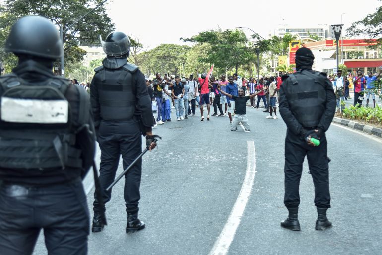 ارتفاع عدد قتلى احتجاجات الوقود بأنغولا إلى 22 2 Angola's Rapid Intervention Force (PIR) stand guard as protesters gather during a protest against the rise in fuel prices and transport costs in Luanda on July 12, 2025. (Photo by Julio PACHECO NTELA / AFP)