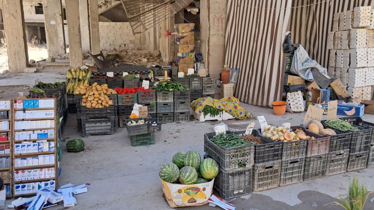 كيف تبدو حياة اللاجئين الفلسطينيين العائدين لمخيم اليرموك بدمشق؟ 5 خيمة خضراوات في المخيم_ الجزيرة نت