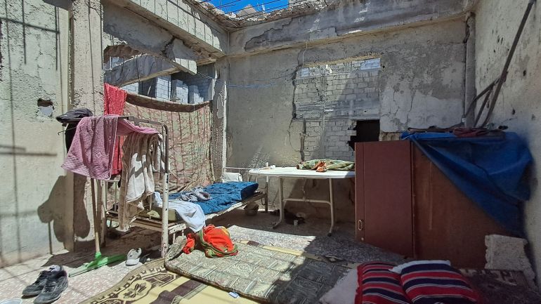 كيف تبدو حياة اللاجئين الفلسطينيين العائدين لمخيم اليرموك بدمشق؟ 6 داخل منزل في المخيم_ الجزيرة نت (1)