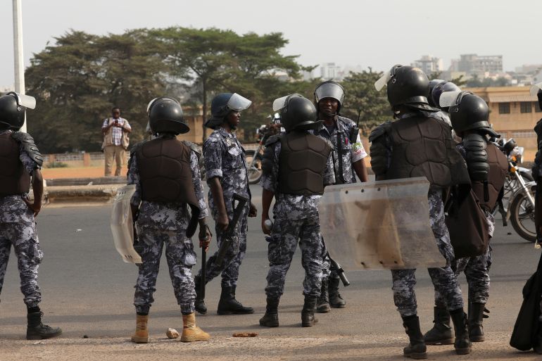 احتجاجات توغو تُعبّر عن غضب شبابي من التوريث.. لكن هل التغيير ممكن؟ 3 Riot police officers stand guard as they try to stop protesters from gathering in front of the College Saint Joseph in Lome, Togo February 28, 2020. REUTERS/Luc Gnago
