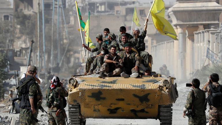 كاتب تركي يحذر: المخطط الإسرائيلي في سوريا يهدد باندلاع حرب مع تركيا 1 Fighters of Syrian Democratic Forces ride atop of an armoured vehicle after Raqqa was liberated from the Islamic State militants, in Raqqa, Syria October 17, 2017. REUTERS/Erik De Castro