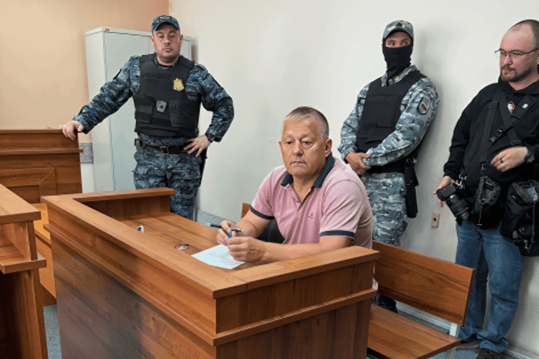 اعتقالات تؤزِّم التوتر بين موسكو وباكو 1 روسيا واذربيجان.. علاقات على شفا أزمة خطيرة! بات التعقيد والتوتر السمة الراهنة للعلاقات الروسية الأذربيجانية، مع بروز بوادر أزمة باتت تتدحرج بتسارع ملحوظ، يتوقع مراقبون أن تستفحل في حال لم يلجأ الطرفان إلى وضح حد لها. ---------------- محاكمة يكاترينبورغ تباشر النظر في ملفات 9 أذربيجانيين موقوفين بتهم جنائية في ذمة التحقيق إثر مداهمة غير إنسانية لمنازلهم أسفرت عن مقتل اثنين وجرح آخرين المصدر: الصحافة الأذربيجانية الرابط: https://azertag.az/ar/xeber/arabic-3632951