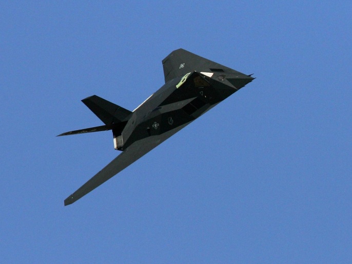 ثورة الحاسة السادسة تحيل المقاتلات التقليدية إلى وحش محلّق 1 INDIAN SPRINGS, NV - SEPTEMBER 14: An F-117A Nighthawk flies by during a U.S. Air Force firepower demonstration at the Nevada Test and Training Range September 14, 2007 near Indian Springs, Nevada.