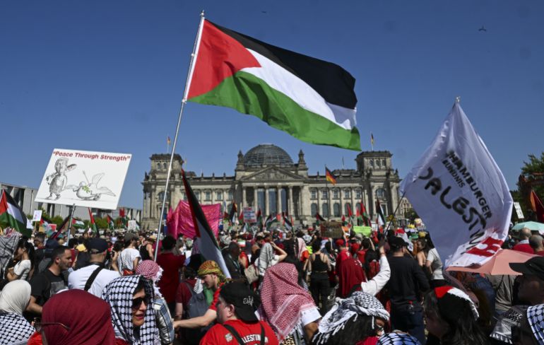 هل تحولت قوة إسرائيل الغاشمة عبئا دبلوماسيا عليها؟ 2 شهدت العاصمة الألمانية برلين مسيرة حاشدة، السبت، حملت شعار "معا من أجل غزة"، شارك فيها عشرات آلاف المتظاهرين. وطالب المتظاهرون بوقف دعم ألمانيا للإبادة الجماعية التي ترتكبها إسرائيل في غزة، وأعربوا عن تضامنهم مع الشعب الفلسطيني، حيث تجمعوا أمام مبنى البرلمان الاتحادي، وفق مراسل الأناضول. وأثناء المسيرة وسط المدينة، ردّد المتظاهرون هتافات اتهموا فيها الحكومة الألمانية بالتواطؤ في جرائم الإبادة التي ترتكبها إسرائيل، مطالبين بوقف فوري لتصدير الأسلحة لتل أبيب، وبتسهيل وصول المساعدات الإنسانية إلى غزة. ( Halil Sağırkaya - وكالة الأناضول )