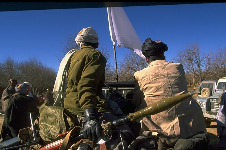 أفغانستان المجني عليها في الإعلام 4 Taliban fighters at HQ taken fr. opposition Hekmatyar mujahedin by radical Islamic cleric-led faction on top in civil war, nr. govt-held Kabul. (Photo by Robert Nickelsberg/Getty Images)