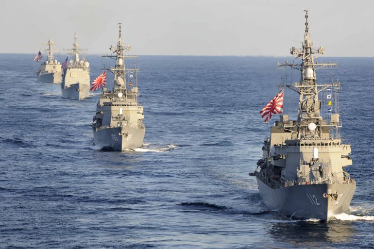 ما أقوى 5 جيوش بحرية على مر الزمان؟ 1 Japanese Maritime Self-Defense Force ships and US Navy ships take part in an exercise. Photo: AFP / Michael Russell / US Navy