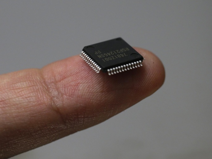 ما العلاقة بين ترامب والصعود الصاروخي لصناعة التقنية الصينية؟ 2 A Renesas Electronics Corp's microcontroller chip sits on a finger in this file illustrative photograph taken in Tokyo May 24, 2012. Once-dominant Japanese firms have been battered by rising costs and the investment clout of Samsung and Chang's Taiwan Semiconductor Manufacturing (TSMC). The Japanese have the technology, but the likes of Elpida Memory, a maker of DRAM memory chips for computers, and Renesas Electronics Corp, the world's leading maker of microcontroller chips for automobiles, just don't have the money to plough into the constant plant and technology upgrades. The world's top foundries are Taiwanese: TSMC and United Microelectronics (UMC). TSMC had revenue last year of $14.5 billion and a 49 percent market share, about four times the size of UMC, according to industry researcher Gartner. Then come GlobalFoundries, the former manufacturing arm of Advanced Micro Devices (AMD), which is backed by the Abu Dhabi sovereign fund and had revenue last year of $3.58 billion, China's SMIC and Israel's Towerjazz. REUTERS/Kim Kyung-Hoon/Files (JAPAN - Tags: BUSINESS SCIENCE TECHNOLOGY)