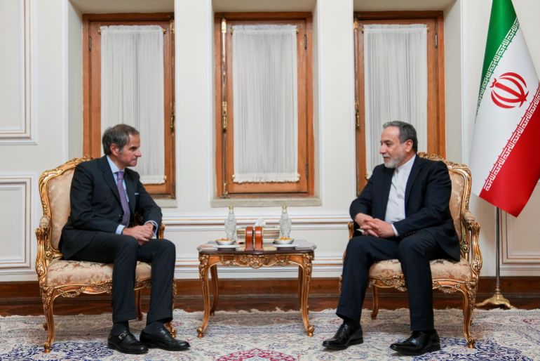 إيران تواجه شبح العقوبات بعد التهديد الأوروبي بتفعيل آلية الزناد 1 In this photo released by the Iranian Foreign Ministry, Foreign Minister Abbas Araghchi, right, speaks with International Atomic Energy Agency (IAEA) Director General Rafael Mariano Grossi during their meeting in Tehran, Iran, Wednesday, April 16, 2025. (Iranian Foreign Ministry via AP)