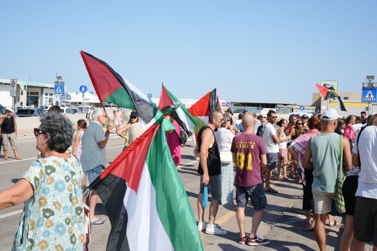 صور بعثتها موفدة الجزيرة إلى الميناء التي انطلقت منه السفينة حنظلة إلى غزة