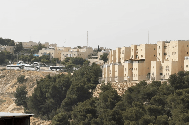 رئيس بلدية عناتا بالقدس: البلدة منكوبة والاحتلال صادر 90% من أراضيها 2 فلسطين - شمال شرق القدس - عناتا - 07.2025 - محمد السنجلاوي - خاص الجزيرة نت -( مشهد لاطراف مستوطنة النبي يعقوب والتي لا تبعد كثيرا عن الجدار الفاصل بين البلدة والمستوطنة )
