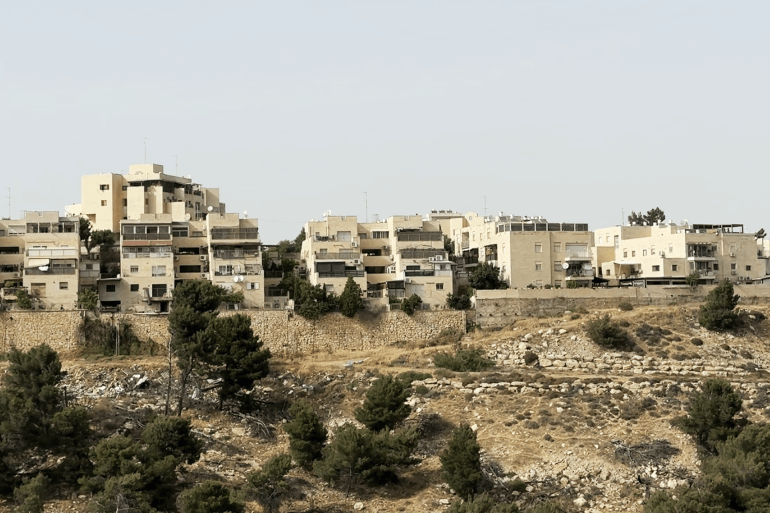 رئيس بلدية عناتا بالقدس: البلدة منكوبة والاحتلال صادر 90% من أراضيها 3 فلسطين - شمال شرق القدس - عناتا - 07.2025 - محمد السنجلاوي - خاص الجزيرة نت -(اطراف من مستوطنة بسجات زئيف والتي ايضا تطلى على البلدة من الجهة الشمالية الغربية