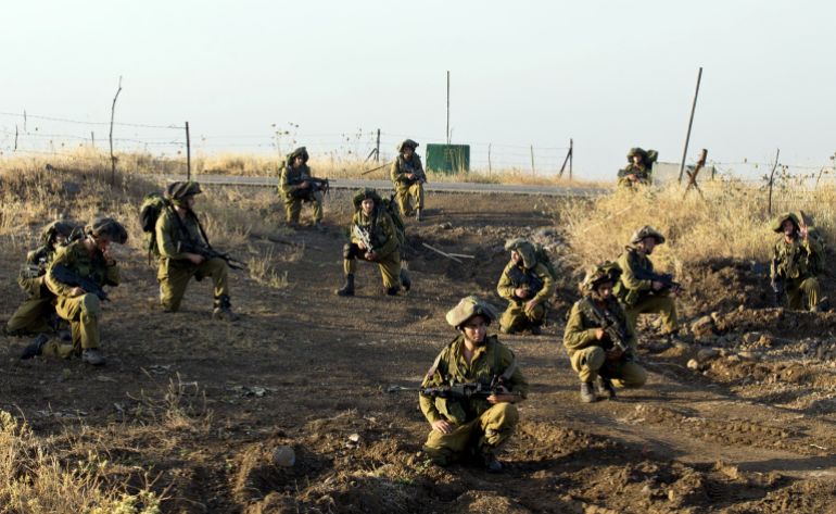 كمائن الأسر.. المقاومة تعيد هندسة القرار العسكري 1 Israeli soldiers from the Golani Brigade take part in a military exercise in the Israeli-annexed Golan Heights near the border with Syria on June 26, 2013. The Golan Heights was seized by Israel from Syria in the 1967 Six Day War. AFP PHOTO/JACK GUEZ (Photo by JACK GUEZ / AFP)