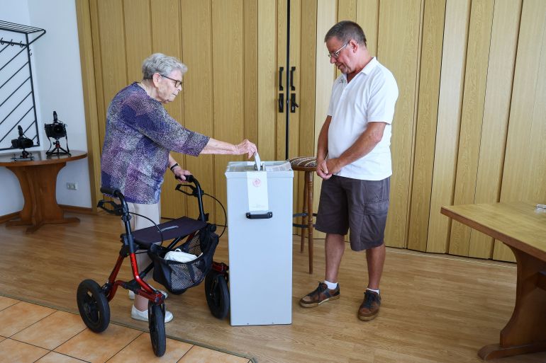 دراسة تثير الفزع.. شباب أوروبا يميلون نحو الحكم المستبد 2 A woman casts her vote in the Thuringia state election, in Bornhagen, Germany, September 1, 2024. REUTERS/Wolfgang Rattay