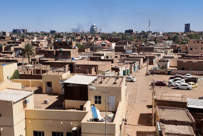 فرص نجاح لجنة البرهان بتطهير الخرطوم من السلاح 1 A general view of smoke rising over houses, after the Sudanese army deepened its control over the capital Khartoum, from the Rapid Support Forces (RSF) in Tuti Island, Sudan, March 24, 2025. REUTERS/El Tayeb Siddig