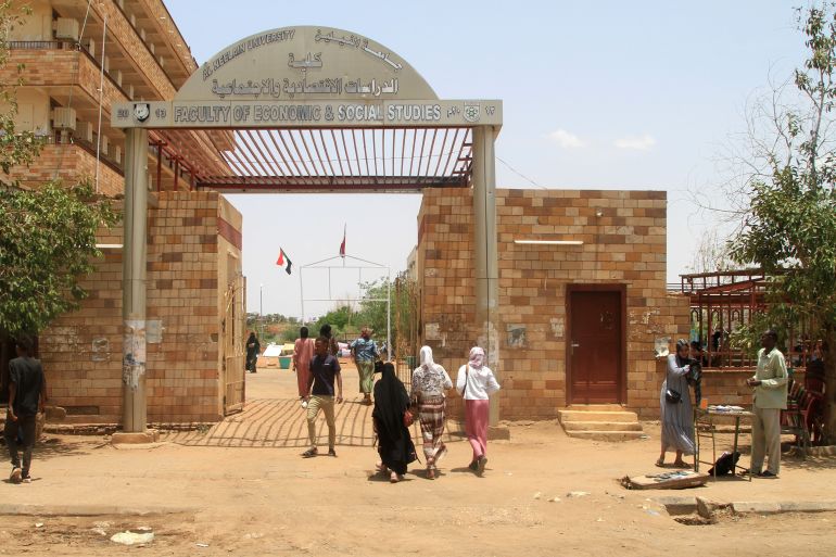 فرص نجاح لجنة البرهان بتطهير الخرطوم من السلاح 2 Sudanese university students arrive on campus to take their exams in Khartoum on July 23, 2025. (Photo by Ebrahim Hamid / AFP)