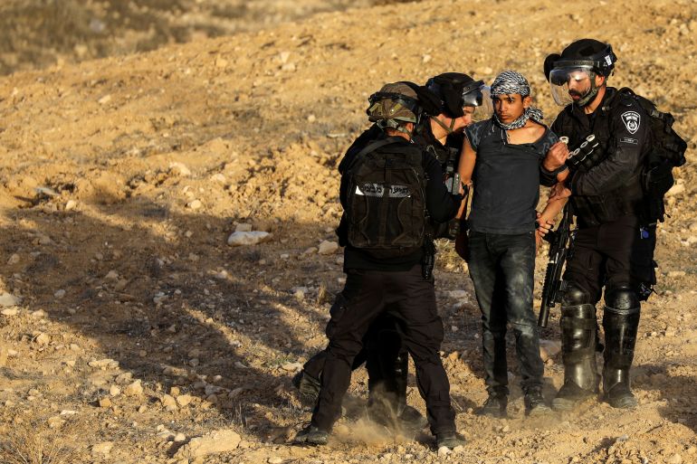 فلسطينيو 48 في مواجهة العاصفة من جديد 2 Israeli police force detain a Bedouin man during a protest against forestation at the Negev desert village of Sawe al-Atrash, southern Israel, January 13, 2022. REUTERS/Ammar Awad