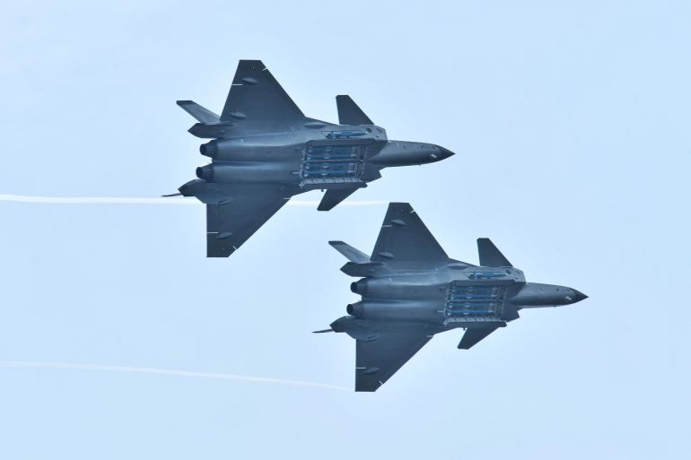 ما سر عدم استخدام الصين لسلاح الجو؟ 1 J-20 stealth fighters of PLA Air Force perform with open weapon bays during the Zhuhai Airshow