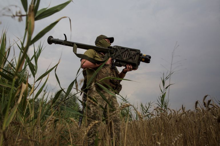 القنابل الانزلاقية هي سلاح روسيا المدمّر لتعويض إخفاقها الجوي 1 Ukrainian serviceman holds a Stinger anti-aircraft missile at a position in a front line in Mykolaiv region