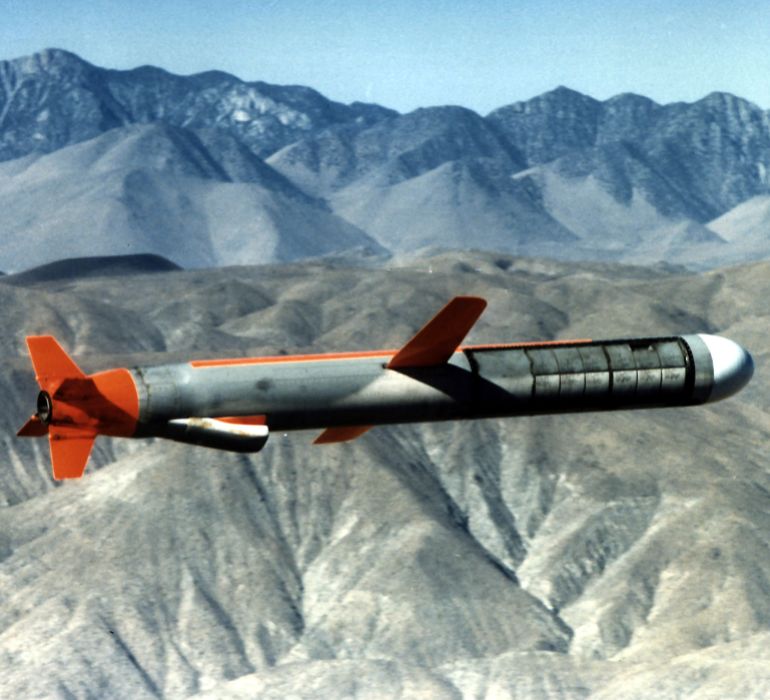 تسليح أميركا للأوكرانيين بين ردع موسكو ومساندة كييف 1 - Undated file photo - of a Tomahawk cruise missile. Britain will get 22 upgraded Tomahawk cruise mi..