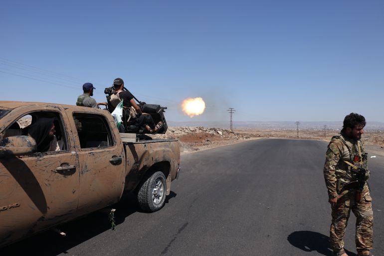 غارات إسرائيلية على السويداء ودمشق تدعو لعدم دعم أي حركة انفصالية 1 TOPSHOT - Syrian security forces fire towards a position near the Mazraa area, near Sweida on July 14, 2025, following clashes between Bedouin tribes and local fighters in the predominantly Druze city.