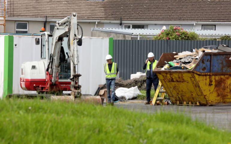 مقابر جماعية للأطفال في أيرلندا.. كيف اكتشفت وما الذي حدث؟ 4 Workman prepare at the excavation site of the Mother and Baby institution in Tuam, at the site in Co Galway, western Ireland, on July 7, 2025, ahead of excavations commencing.