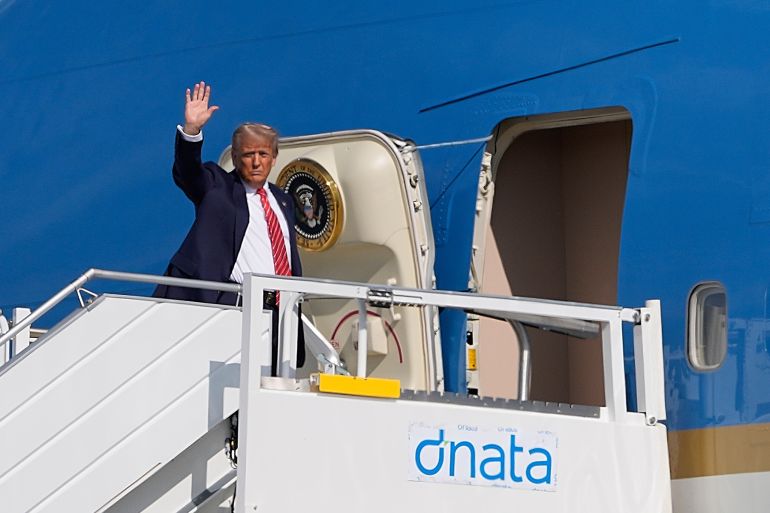هل تمكن قادة الناتو من فك شيفرة ترامب؟ 3 President Donald Trump waves as he boards Air Force One to depart Amsterdam Schiphol Airport after the NATO summit, taking place in The Hague, Netherlands, Wednesday, June 25, 2025. (AP Photo/Alex Brandon)