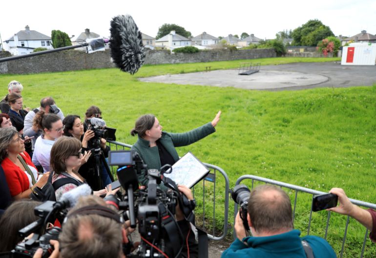 مقابر جماعية للأطفال في أيرلندا.. كيف اكتشفت وما الذي حدث؟ 1 Dr Niamh McCullagh, senior forensic consultant, points to the excavation site, Tuam, Ireland, Monday July 7, 2025 as workers have begun moving into the site ahead of the excavation at St Mary's home for unmarried mothers and their children which was run by the Bon Secours Sisters, the Catholic nuns based in Tuam. (AP Photo/Peter Morrison)