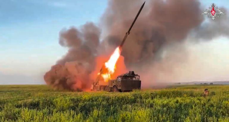 صعود أذربيجان الغريب.. تحالف مع تركيا وصراع إيران وتعاون مع إسرائيل 1 In this photo taken from video distributed by Russian Defense Ministry Press Service on Thursday, July 17, 2025, a Russian self-propelled multiple rocket launcher fires towards a Ukrainian position in Ukraine. (Russian Defense Ministry Press Service via AP)