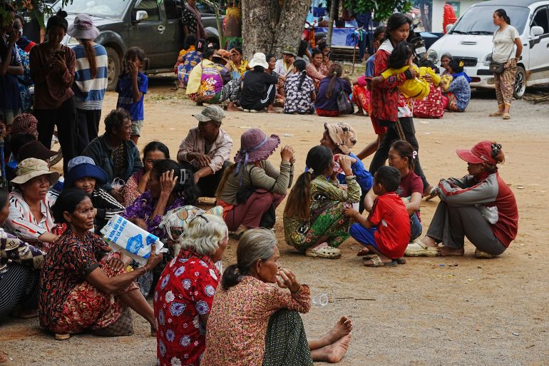 الأسبوع في صور 12 Local villagers wait to receive food donated from a charity as they take refuge in Wat Phnom Kamboar, Oddar Meanchey province, Cambodia, Sunday, July 27, 2025, amid the fighting between Thailand and Cambodia. (AP Photo/Heng Sinith)