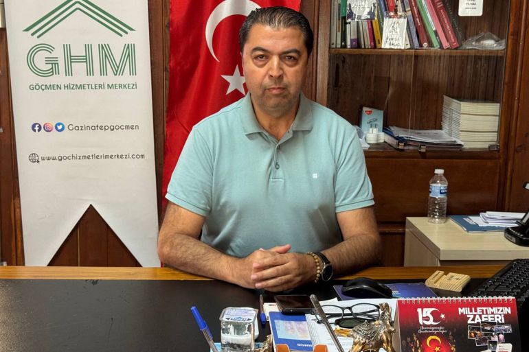 مركز تركي يدعم اللاجئين السوريين ويُسهل عودتهم 1 مدير مركز خدمات المهاجرين في بلدية غازي عنتاب يدعو السوريين للاستفادة من خدمات المركز