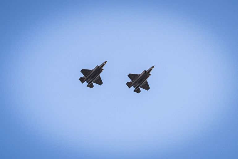 ثورة الحاسة السادسة تحيل المقاتلات التقليدية إلى وحش محلّق 2 epa12073005 Two Danish F-35 fighter jets fly over as the Danish government marks the 80th anniversary of Denmark's liberation, at Kastellet in Copenhagen, Denmark, 04 May 2025. EPA-EFE/EMIL NICOLAI HELMS DENMARK OUT